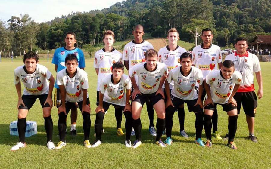 Eduardo Zanghelini (em pé, terceiro da direita para esquerda) jogou por cinco anos no Sport Club Jaraguá | Foto: Divulgação