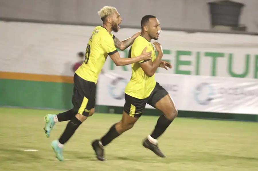 Tanque (D) marcou um dos gols da vitória do Leão | Foto: Arthur Netto/SC Jaraguá