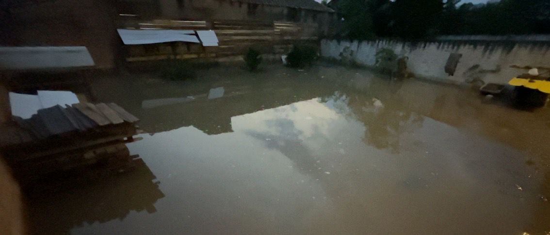 Família tem terreno inundado após vazamento de cano da Casan em Criciúma