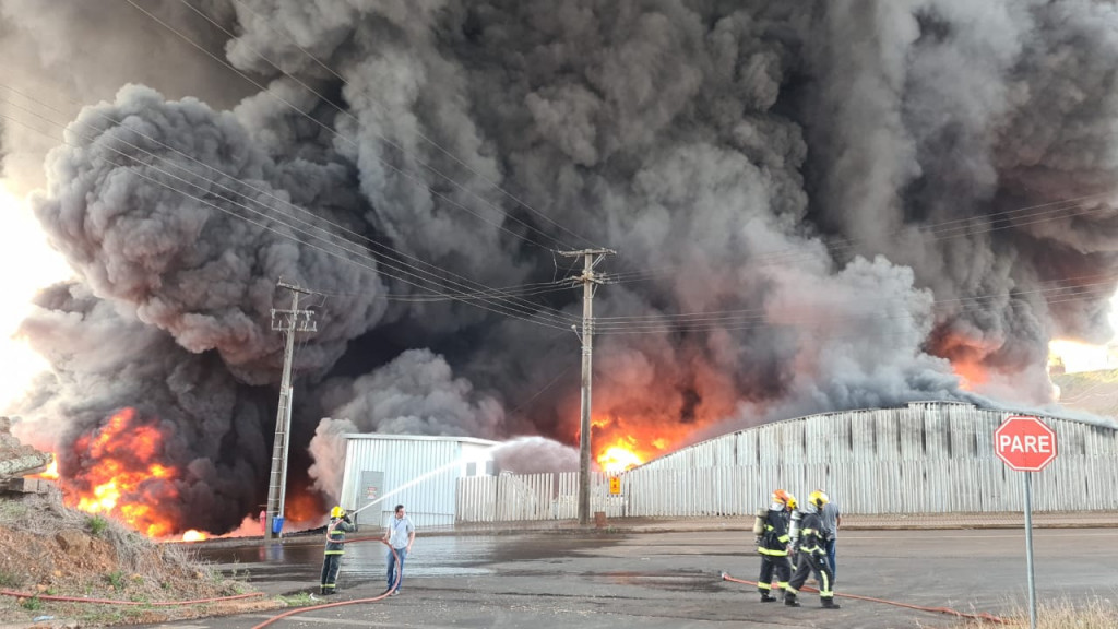 Incêndio de grandes proporções atingiu uma indústria em Xaxim | Foto: Reprodução/Defesa Civil