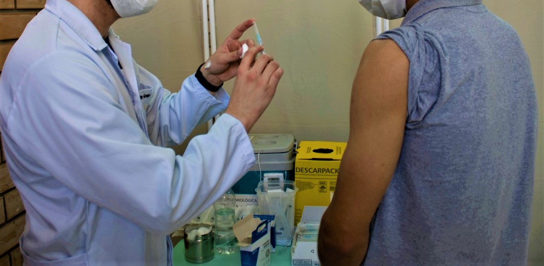 Sem novas doses da Pfizer, Içara continua vacinando maiores de 18 anos