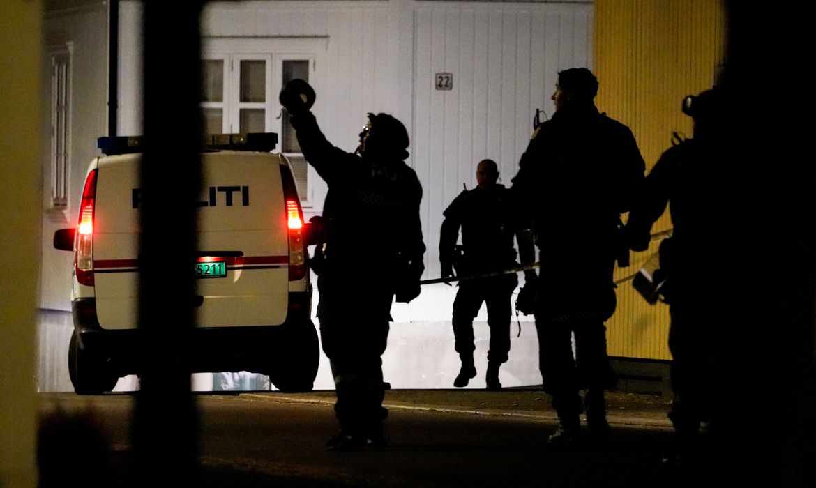 Polícia norueguesa investiga ataque com arco e flecha que matou cinco pessoas em Kongsberg