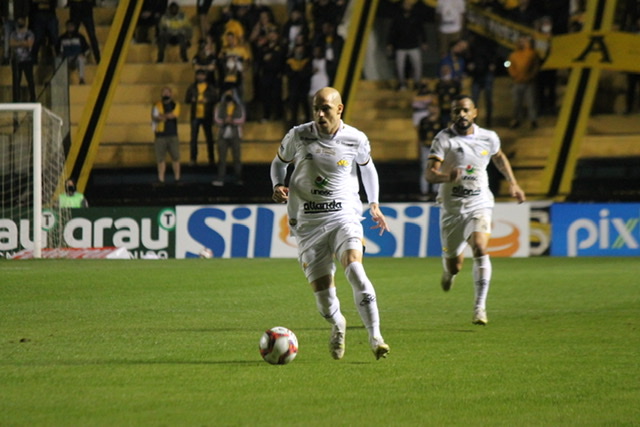 Com dois jogadores a menos, Criciúma fica no 0 a 0 diante do Botafogo-PB