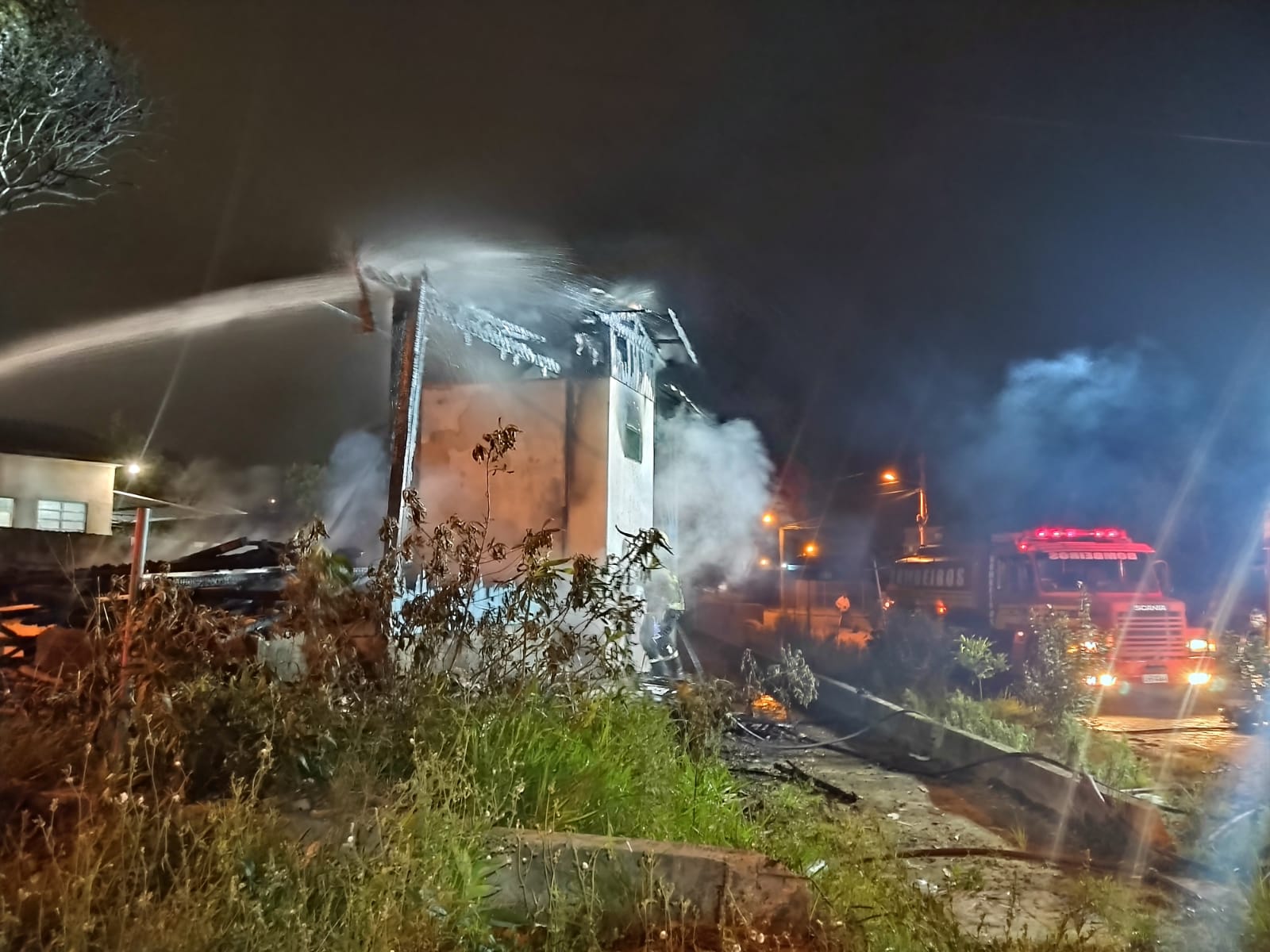 Residência abandonada é destruída por incêndio em Criciúma