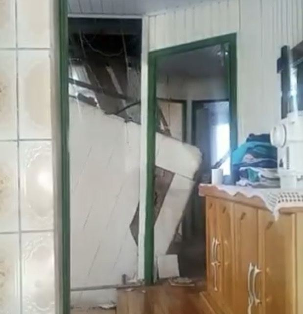 Vídeo flagra estrutura de banheiro desabando para dentro de residência em Criciúma