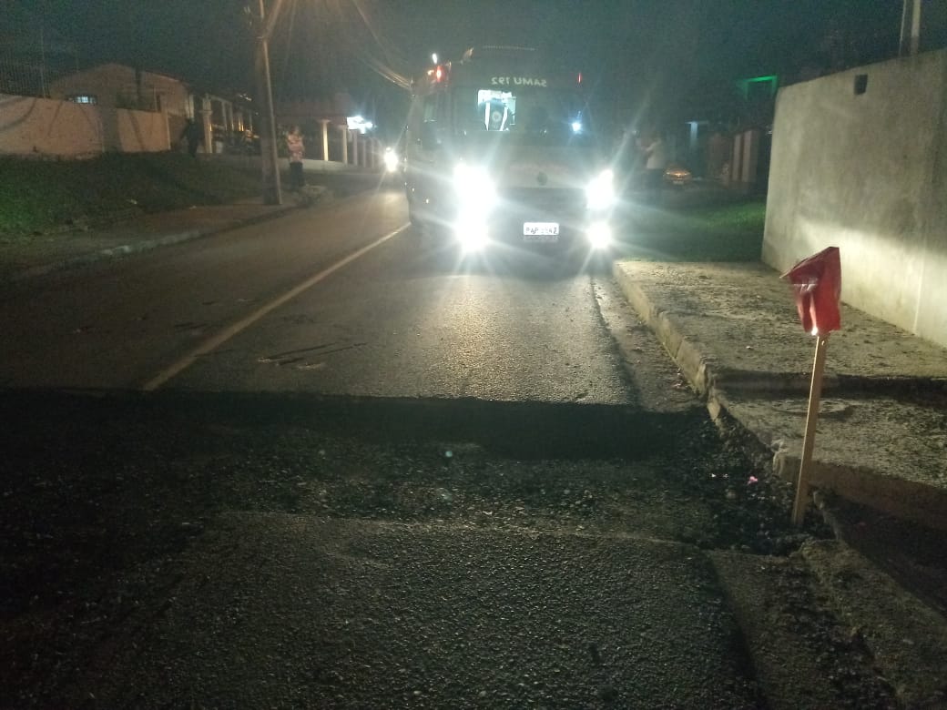 Recorte no asfalto provoca queda de motociclista que sofre inúmeras fraturas na perna em Criciúma