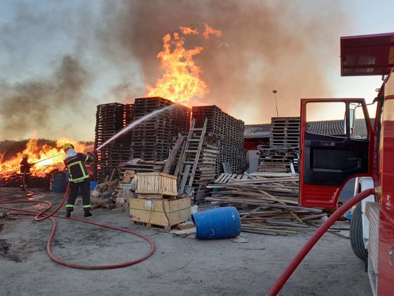 Empresa de paletes de madeira, veículo e residência são consumidos por incêndio em Morro da Fumaça