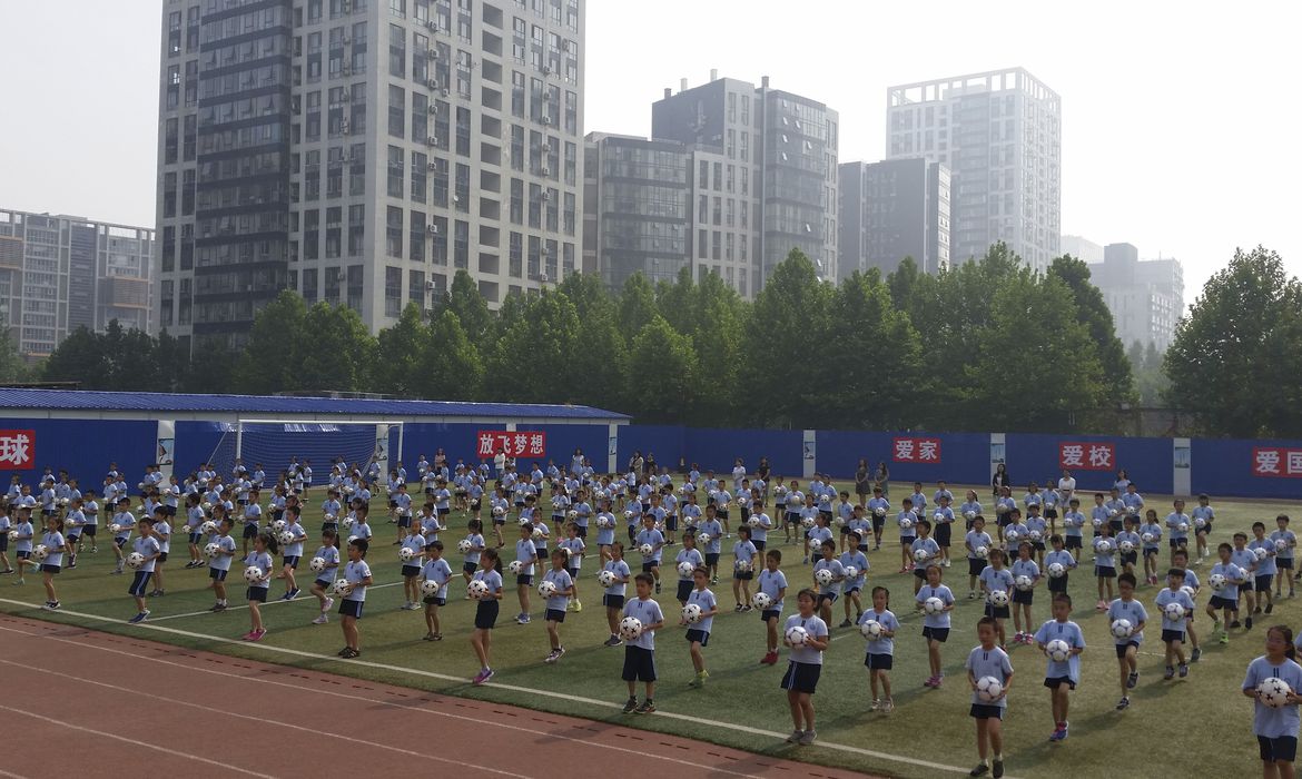 Pequim/China - Alunos da escola nº 1 de Sanlitun em Pequim treinam futebol (Ana Cristina Campos/Agência Brasil)