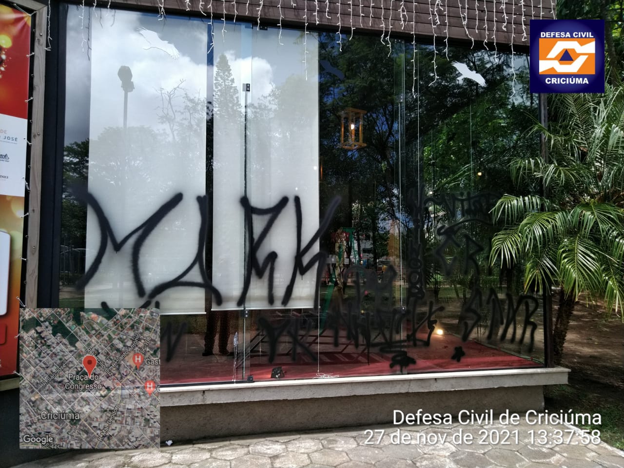 Vandalismo: Casa do Papai Noel amanhece pichada em Criciúma
