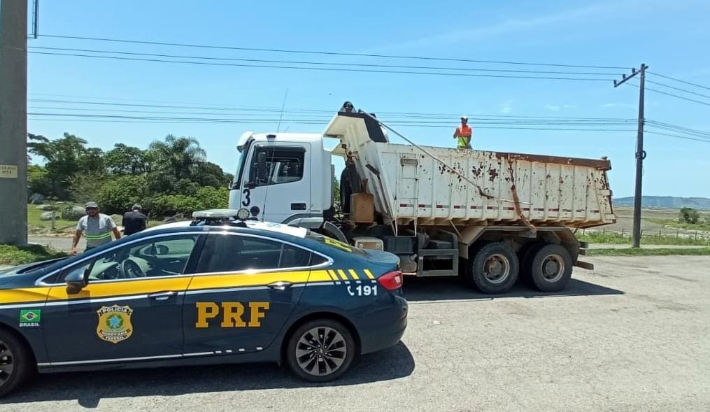 PRF flagra 12,5 toneladas de excesso em caminhão na BR-101 em Tubarão