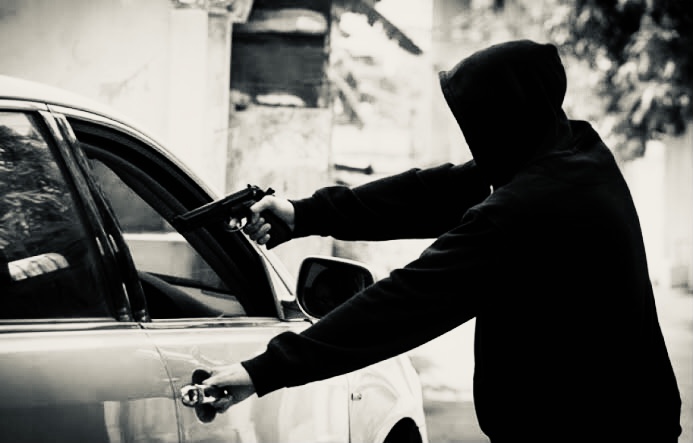 Criminosos armados “fecham” motorista e fogem levando veículo e carteira da vítima em Içara