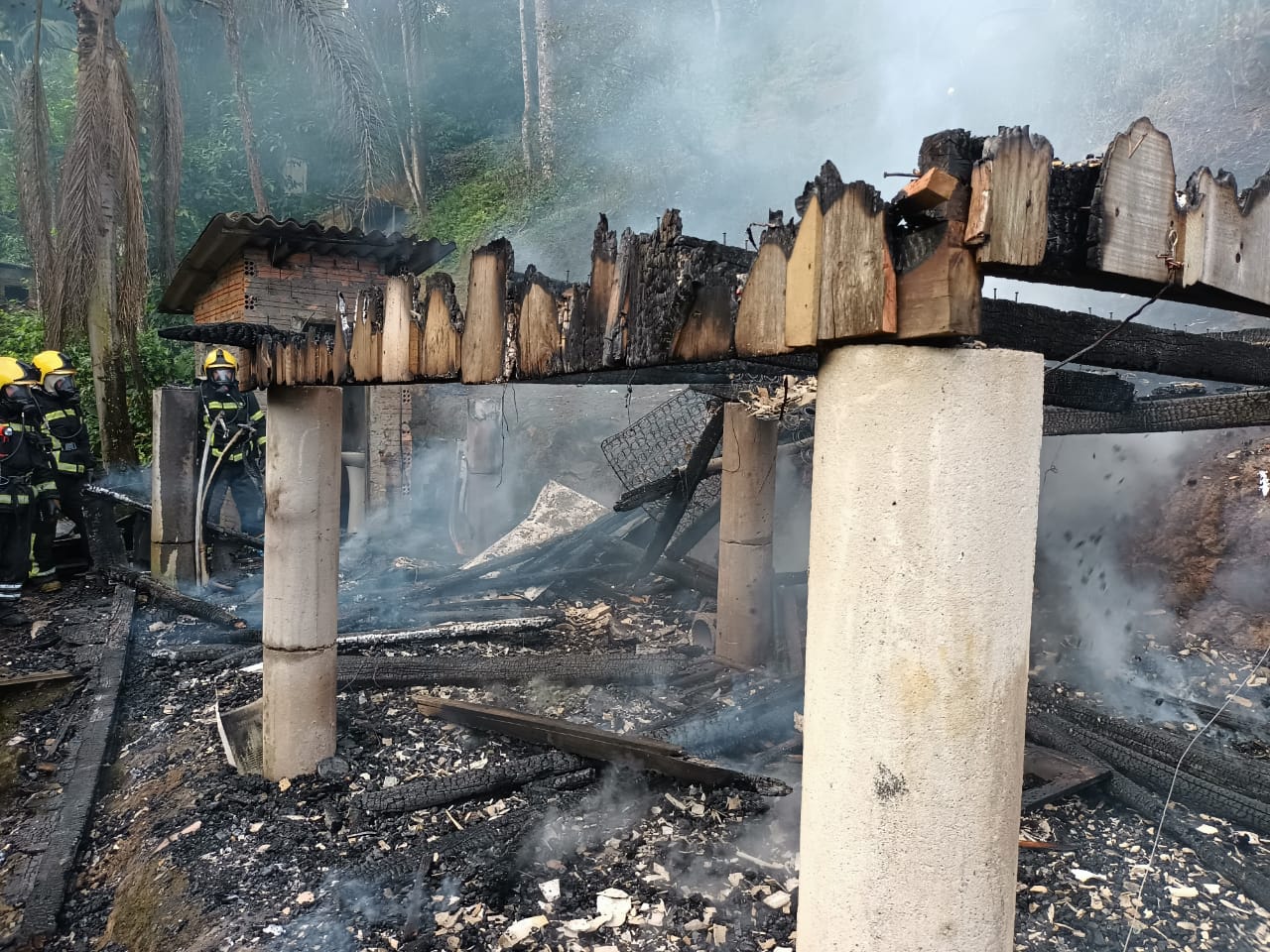 Incêndio destrói residência no bairro São Simão