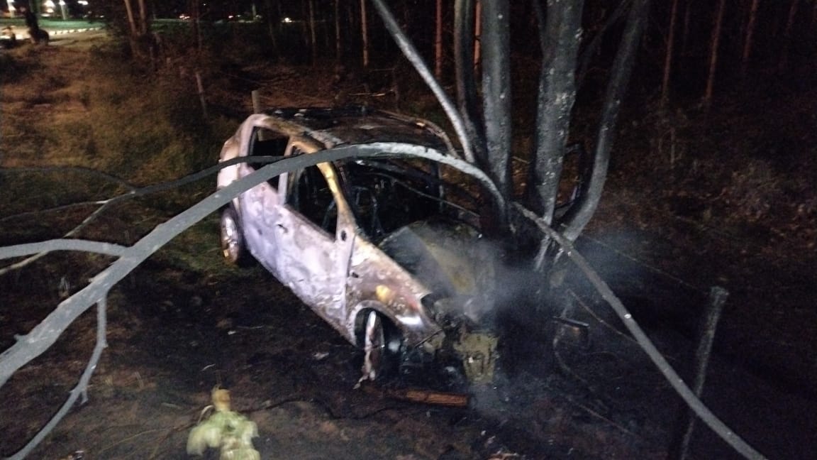 Carro pega fogo após colidir contra árvore e vítimas conseguem sair a tempo em Araranguá