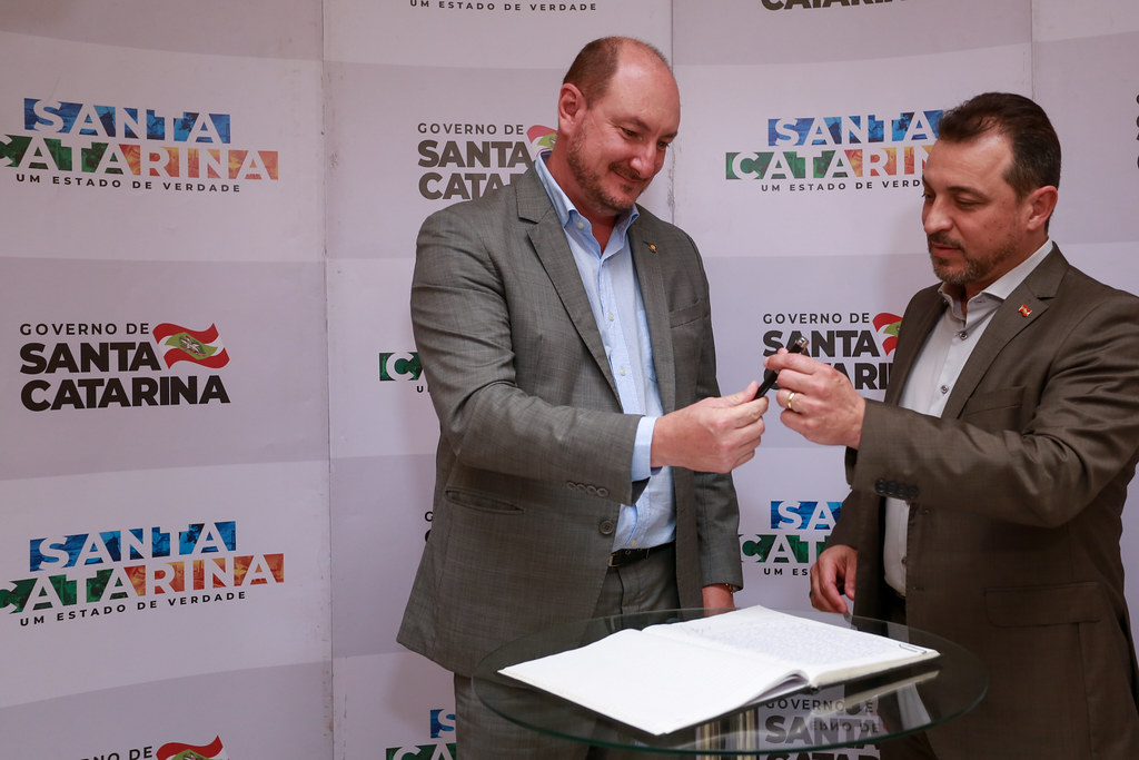 Mauro de Nadal recebeu a caneta de governador das mãos de Carlos Moisés | Foto Júlio Cavalheiro/Secom