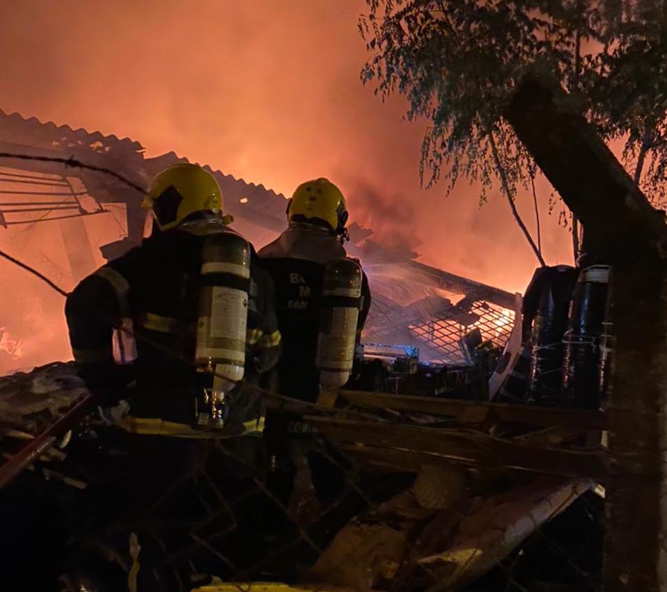 Incêndio de grandes proporções atinge fábrica em Içara e bombeiros combatem chamas por mais de 5 horas