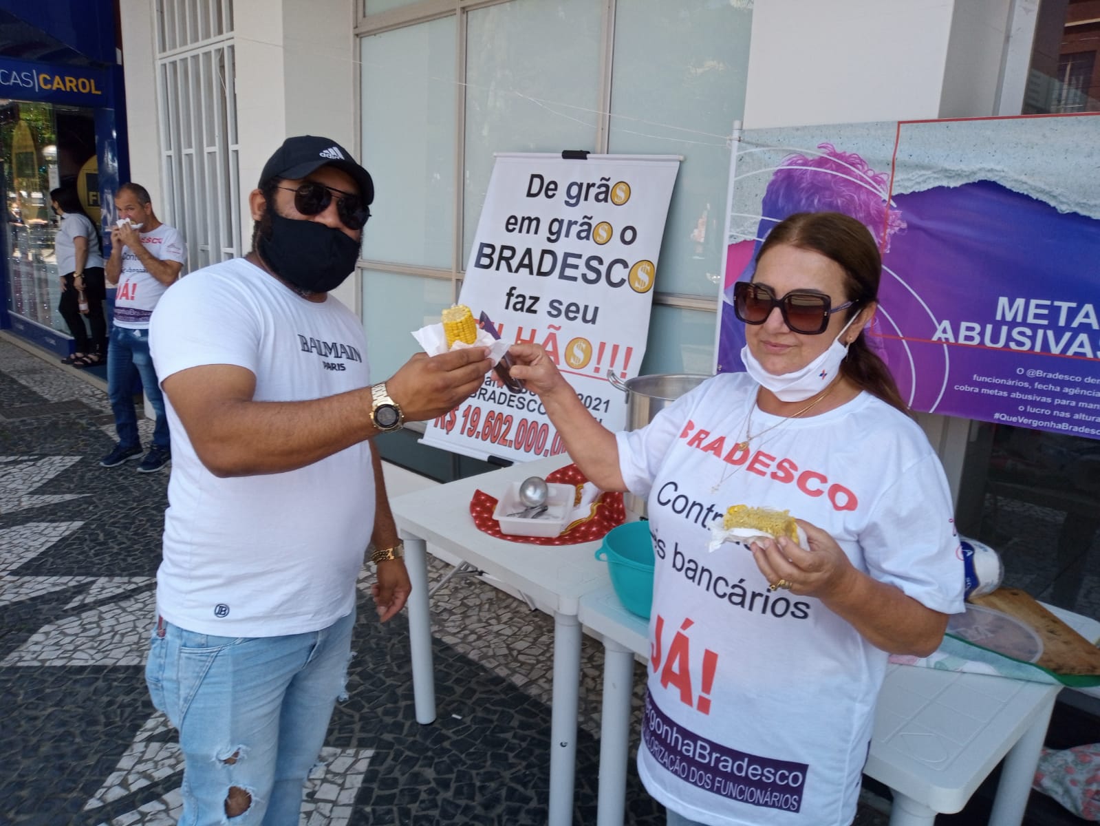 Sindicalistas e funcionários realizam protesto com distribuição de milho cozido em frente a banco em Araranguá