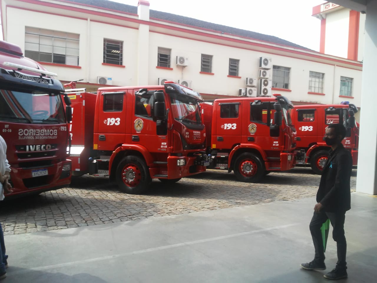 Em Joinville, Carlos Moisés entrega caminhões aos bombeiros e repõe veículos com décadas de uso