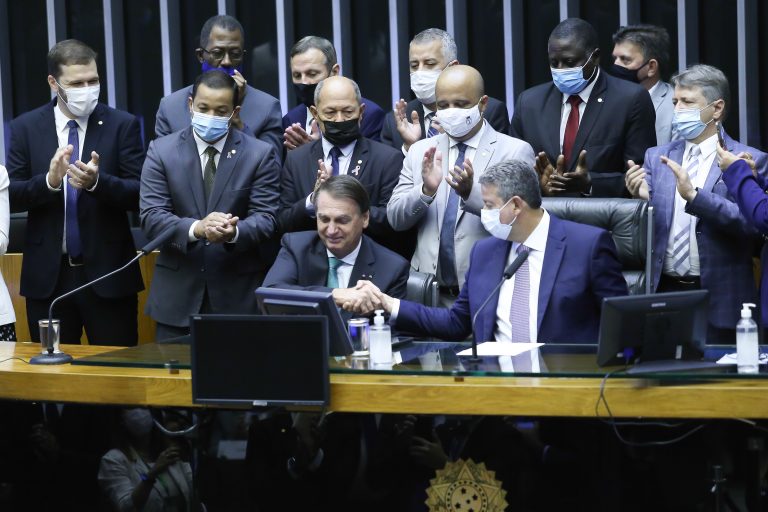 Câmara dos Deputados condecora 32 personalidades com o Mérito Legislativo, entre elas Bolsonaro e papa Francisco