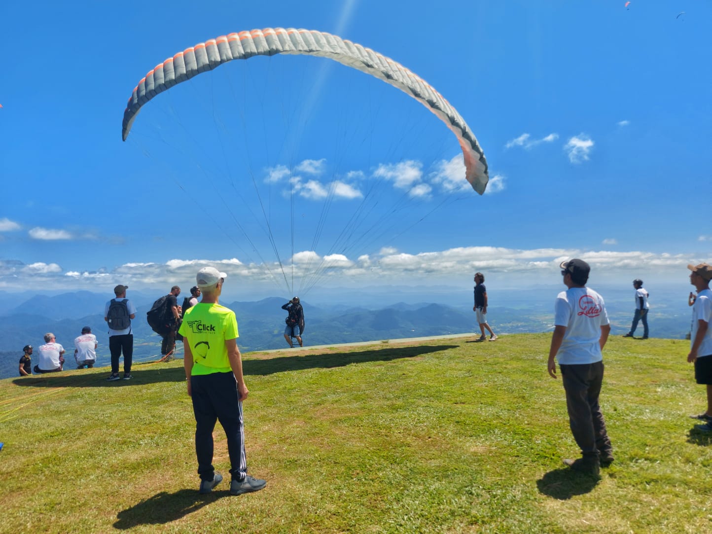Veja fotos e vídeo dos voos de parapente, asa-delta e balão no domingo em  Jaraguá do Sul
