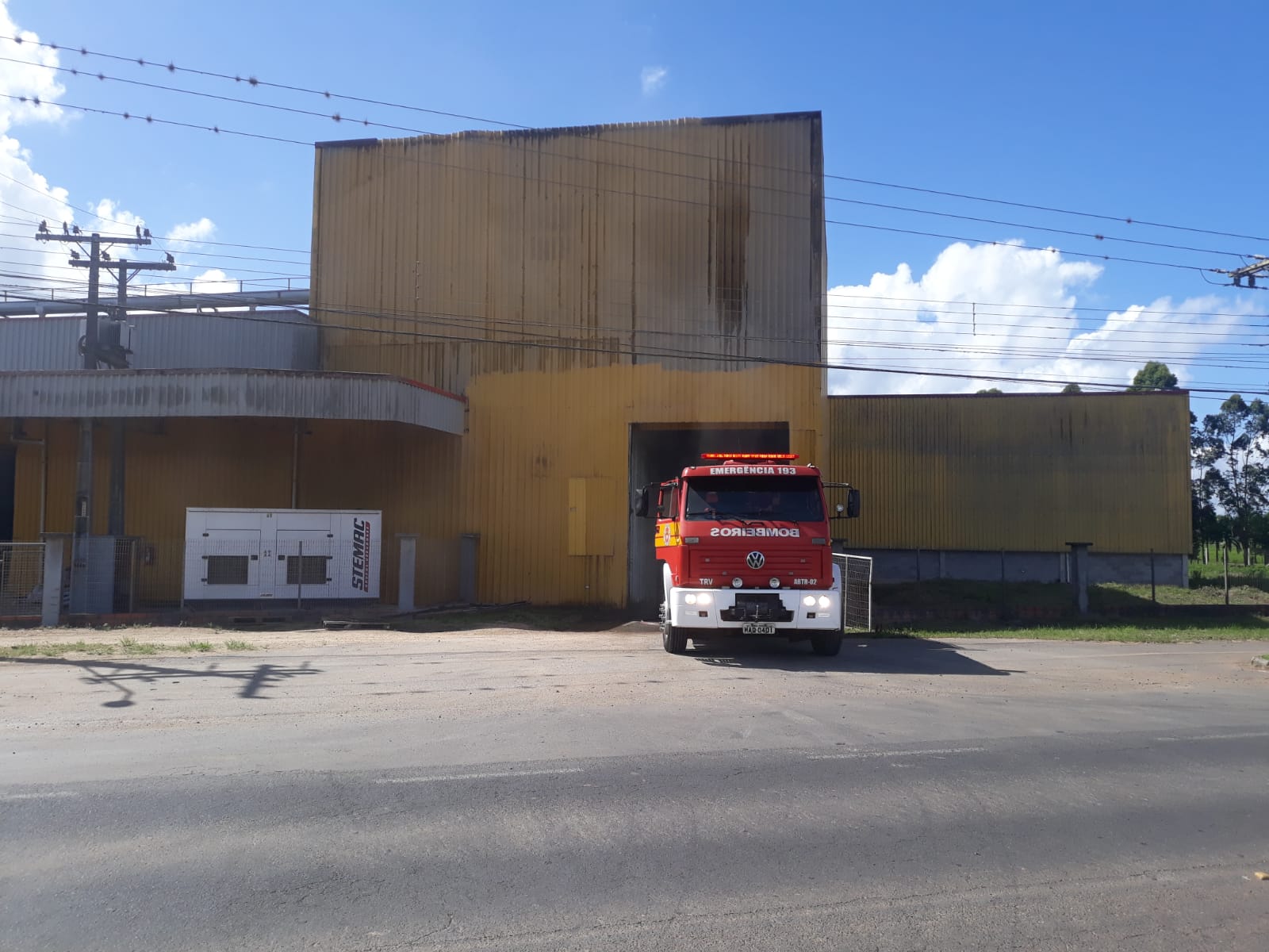 Bombeiros combatem incêndio em indústria de arroz na cidade de Jacinto Machado