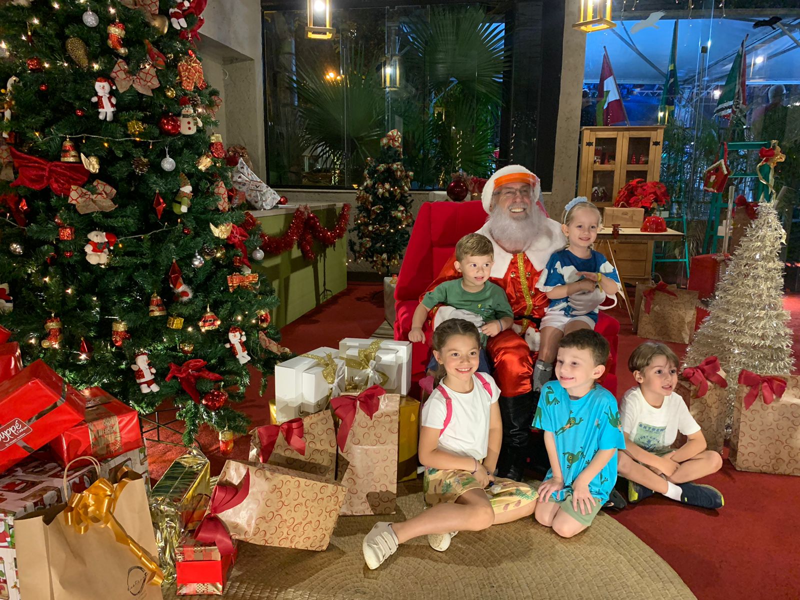 Papai Noel recebe crianças e adultos em casa na Praça do Congresso em Criciúma