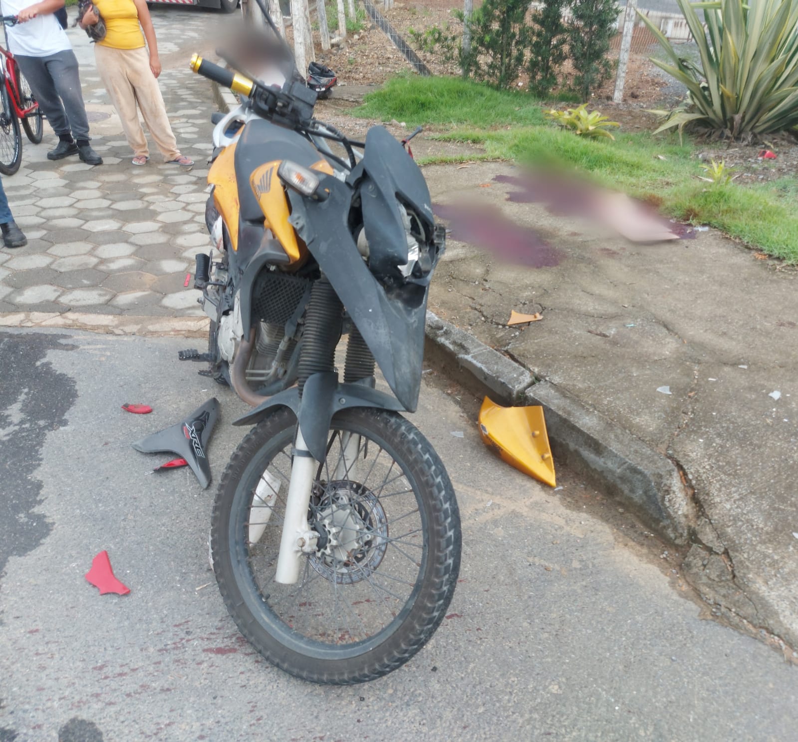 Acidente entre moto e caminhão deixa pai e filha com ferimentos graves em Jaraguá do Sul