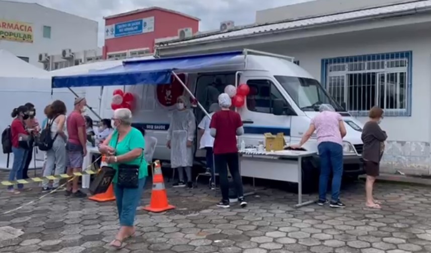 
Van da Vacina está na EEB Edith Gama Ramos, em Capoeiras
| Reprodução/PMF