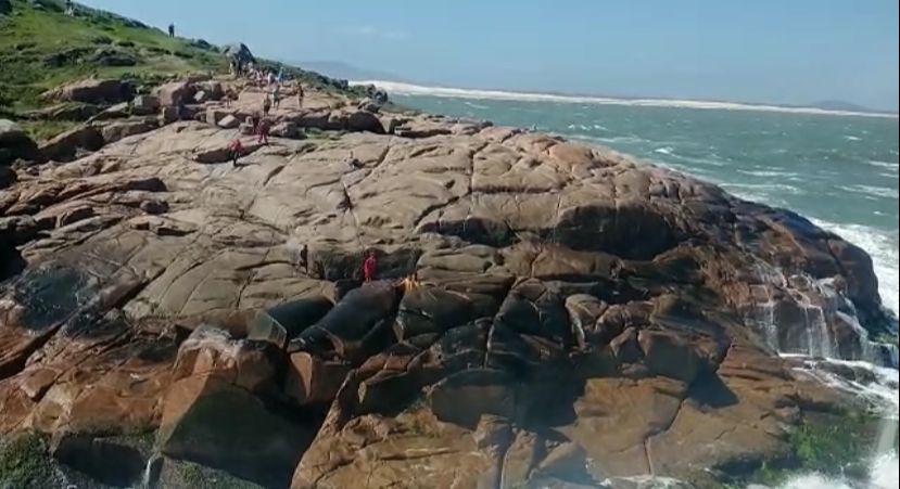 Vídeo: homem cai no mar e mulher fica presa em fenda de pedras na praia do Farol de Santa Marta Marta