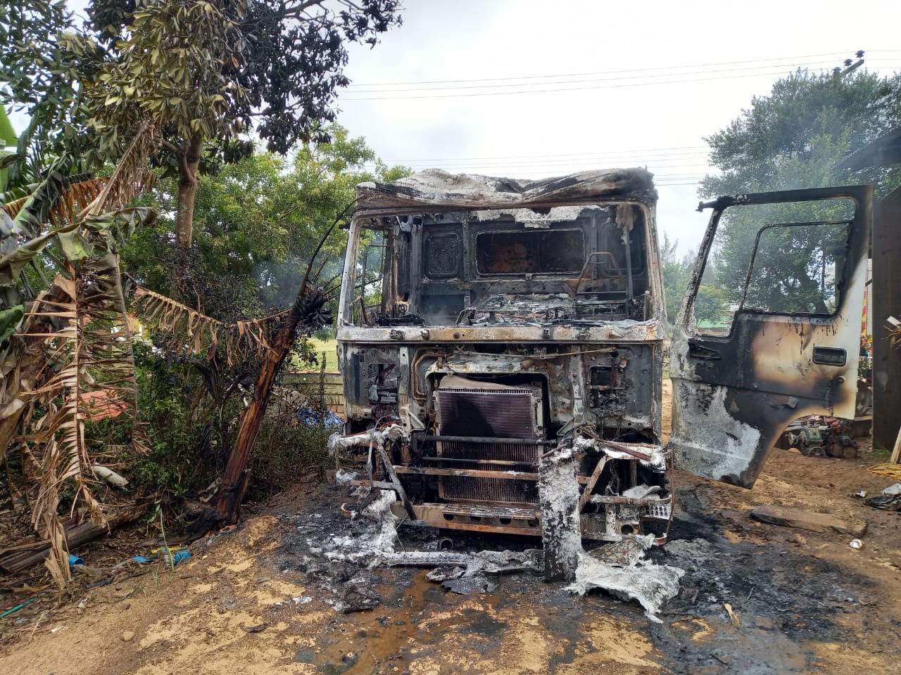 Bombeiros combatem incêndio em caminhão em Balneário Gaivota