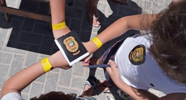 Verão Mais Seguro: Polícia Civil de Santa Catarina distribui 50 mil pulseirinhas e adesivos para as crianças