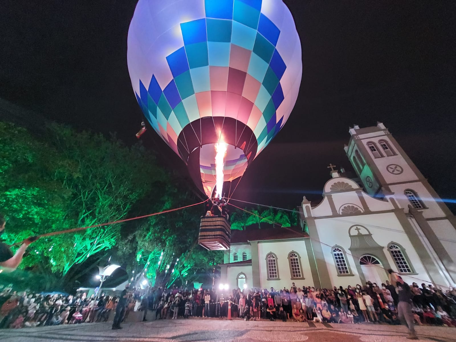 Confira fotos do momento em que o Papai Noel pousa de balão no centro de Içara