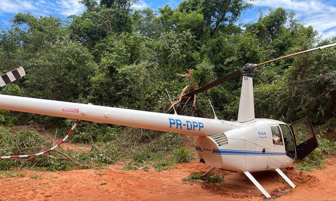 A Polícia Federal apreendeu um helicóptero, transportando aproximadamente 200 quilos de cocaína | Foto: PF/Divulgação 