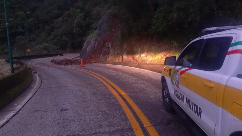 Tráfego na Serra do Rio do Rastro fica em meia pista após desmoronamento de terra