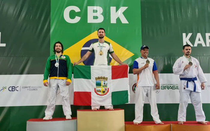 Jaraguaense Jefferson Gonçalves (C) foi campeão em sua categoria | Foto: Divulgação