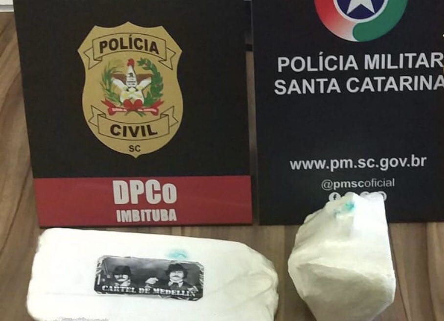Em operação de trânsito, polícia apreende um quilo de cocaína em veículo e prende ocupantes
