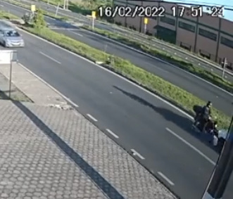 Vídeo: Motociclista fica ferido após ser atingido por carro na contramão no acesso à Via Rápida, em Criciúma