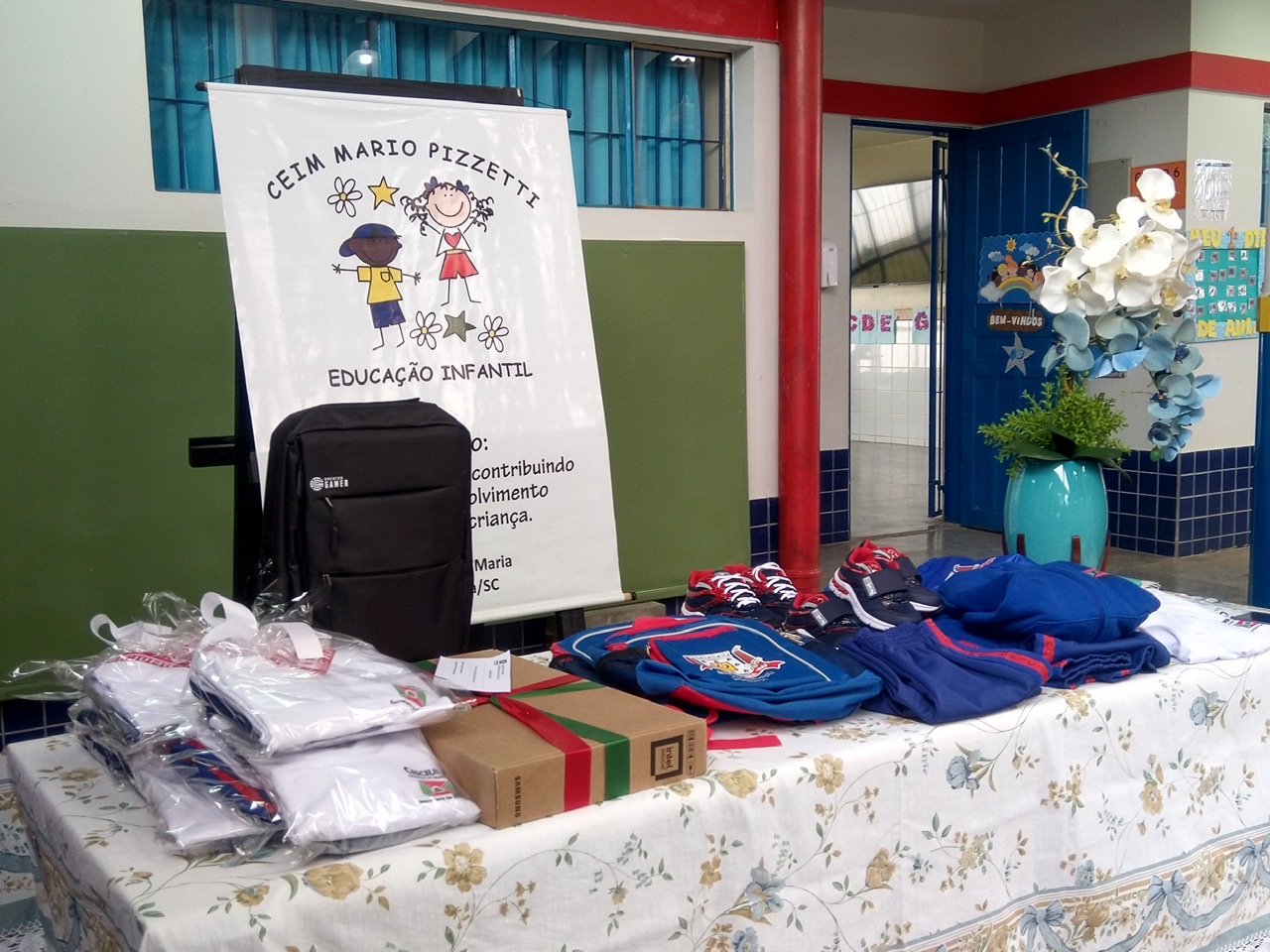 Governo Municipal entrega uniformes escolares aos CEIMs em Criciúma