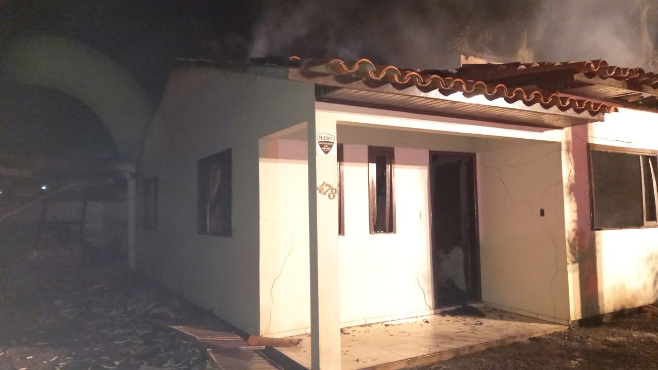 Residência é destruída após incêndio e proprietário vai parar no hospital após inalar fumaça