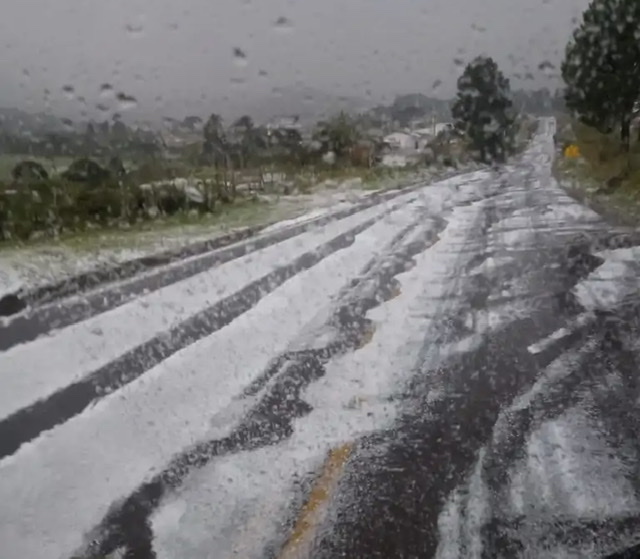 Nevou na Serra? Chuva de granizo surpreende e causa estragos em Urupema