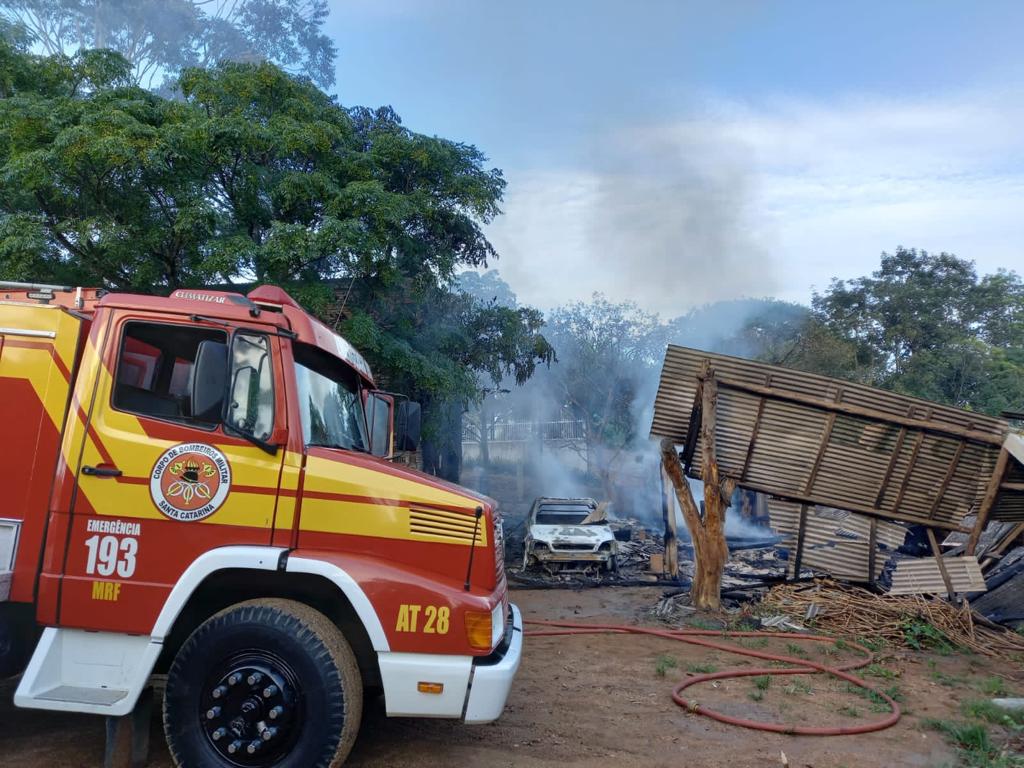 Incêndio destrói galpão e deixa grande prejuízo ao proprietário no município de Sangão