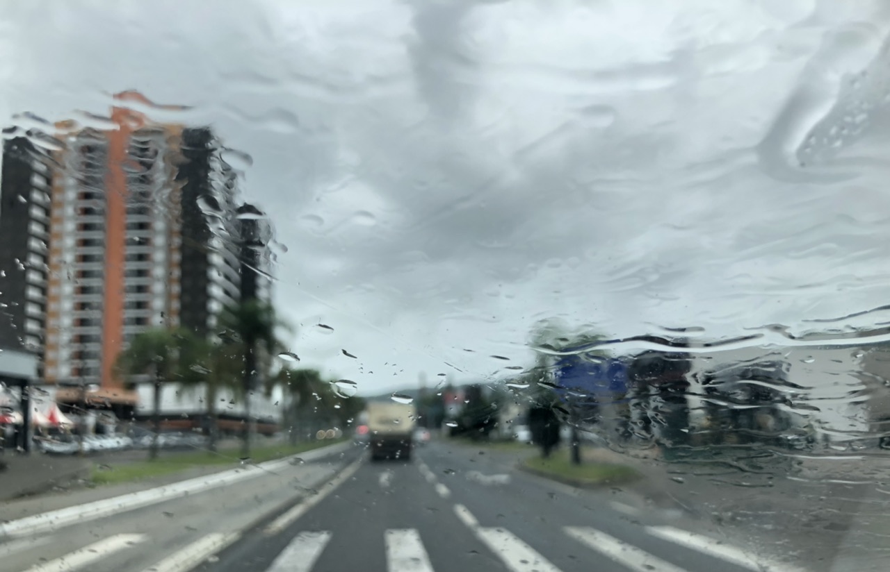 Chuva, raios, ventos fortes e até granizo: Tempo muda e Defesa Civil emite alerta para Criciúma e região