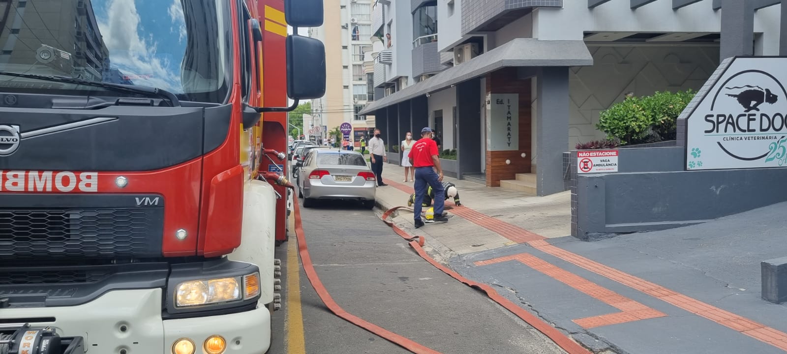 Vídeo: explosão e incêndio em edifício na área central de Criciúma mobilizam bombeiros
