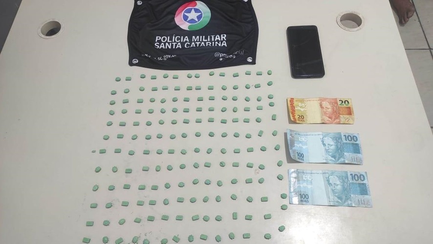 Policiais fazem cerco em posto durante possível transação de drogas e prendem dois homens em Criciúma