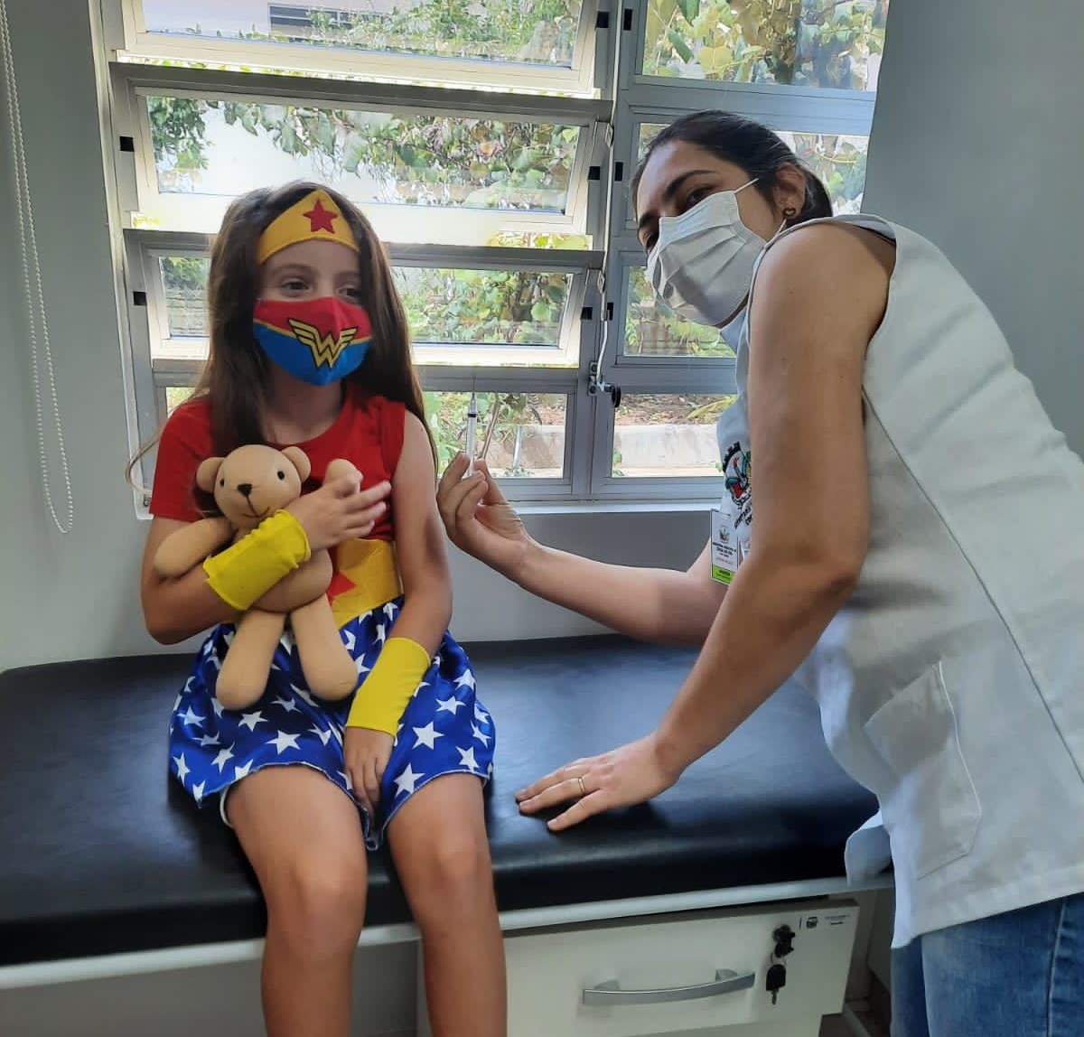 Menina se veste de Mulher Maravilha para receber vacina contra a Covid-19 em Cocal do Sul