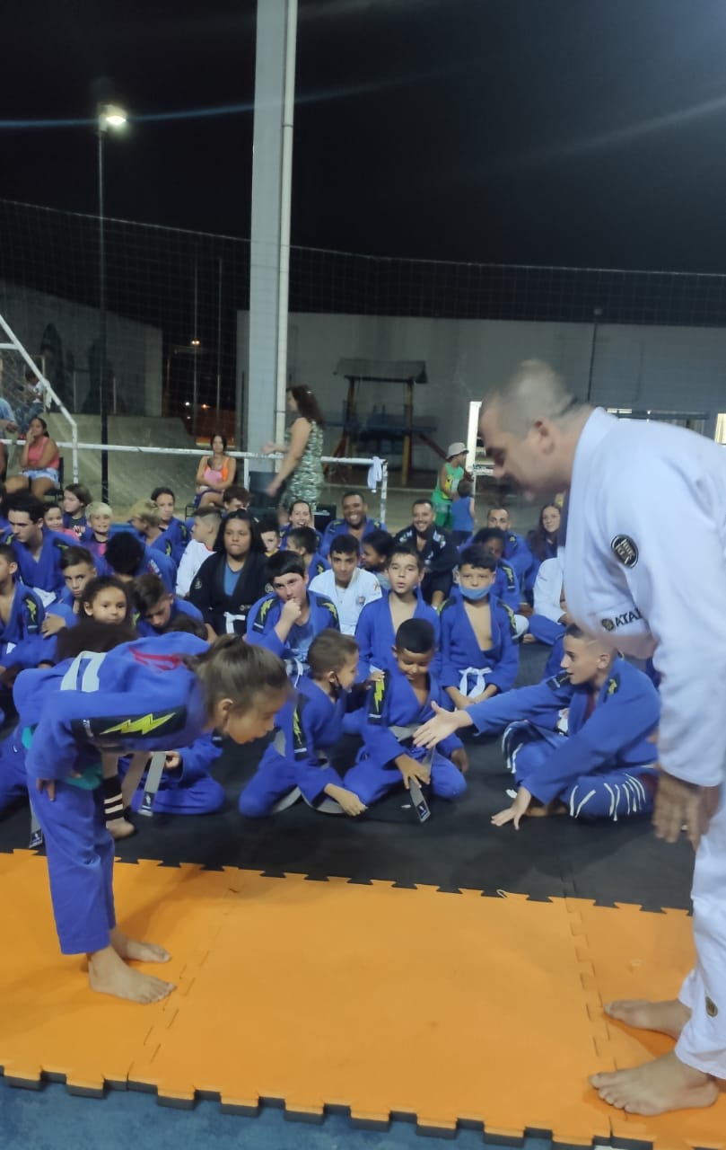 Crianças e adolescentes da Estação Cidadania recebem novas graduações de jiu jitsu