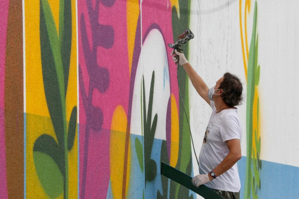 Artista retrata Mata Atlântica e jacaré Fritz em mural de 100 m² em Joinville