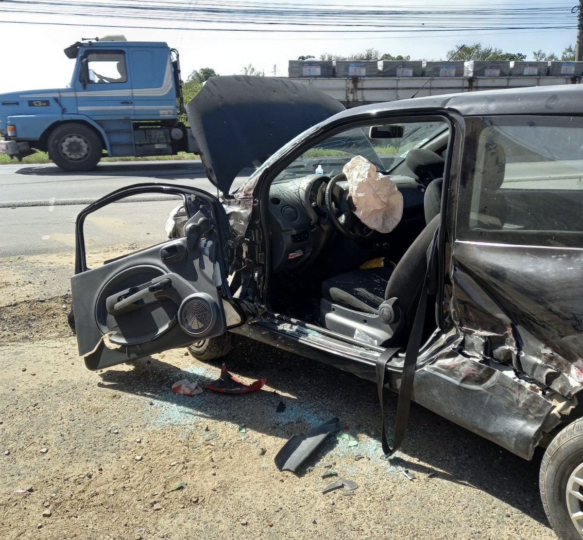 Motorista fica preso às ferragens após colisão com caminhão na SC-445 em Içara