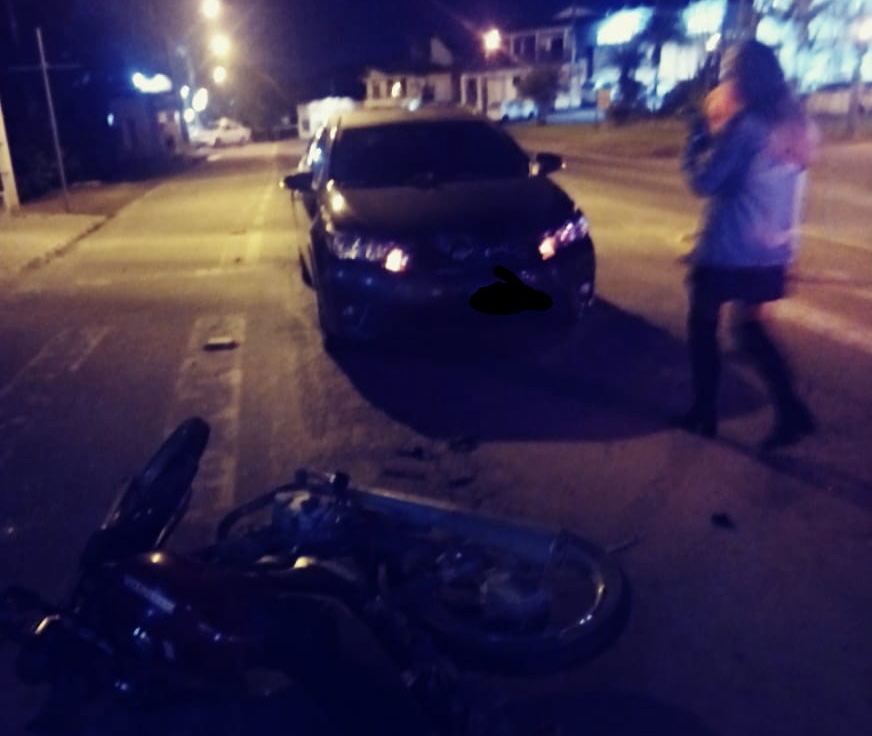 Carro colide na traseira de motocicleta e deixa condutor ferido na SC-108