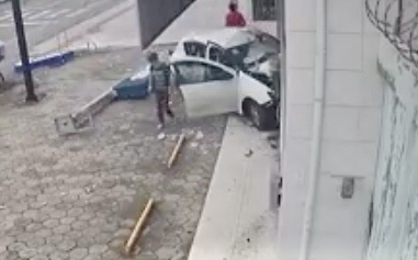 Vídeo: Motorista invade centro comercial, causa prejuízo e foge deixando mulher e crianças feridas