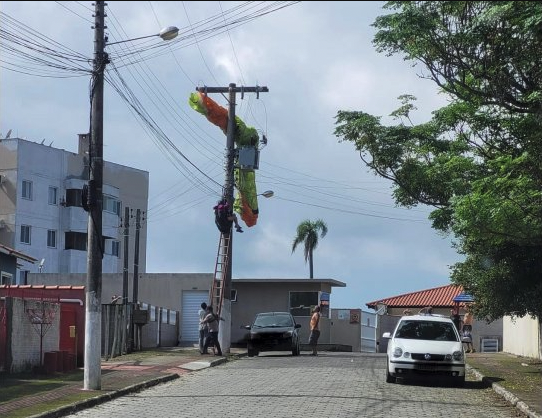 Mulher cai de parapente e fica presa em fiação de poste de energia elétrica em Imbituba